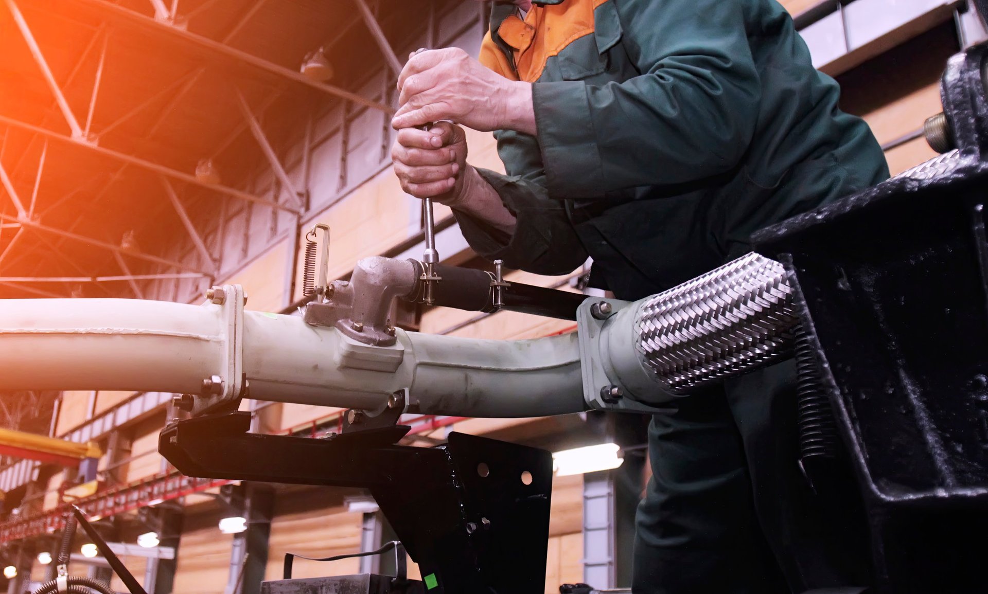 Técnico reparando equipo militar en planta de manufactura