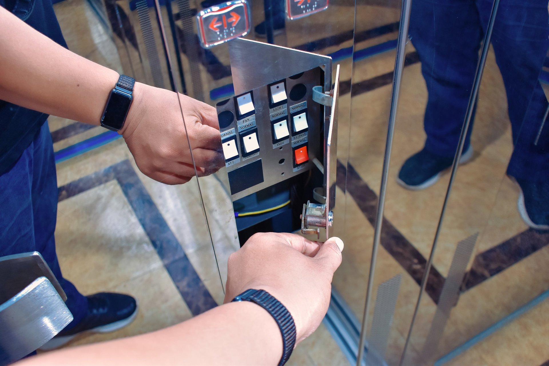 Técnico reparando panel eléctrico industrial